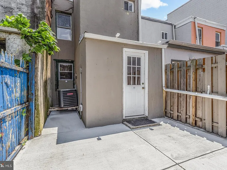 2564 Collins St — Photo 11