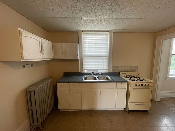 3rd image of 940 E Market St Floor 3