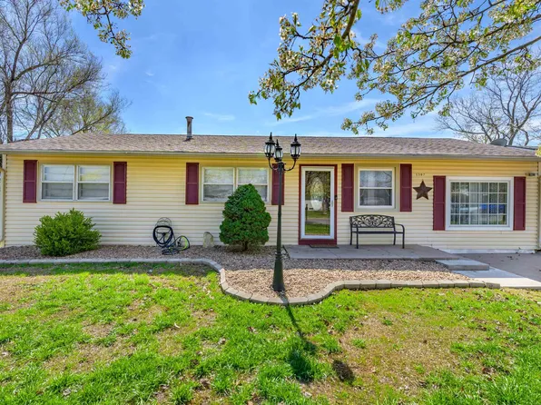 1507 Eastland Dr, Hutchinson, KS 67501