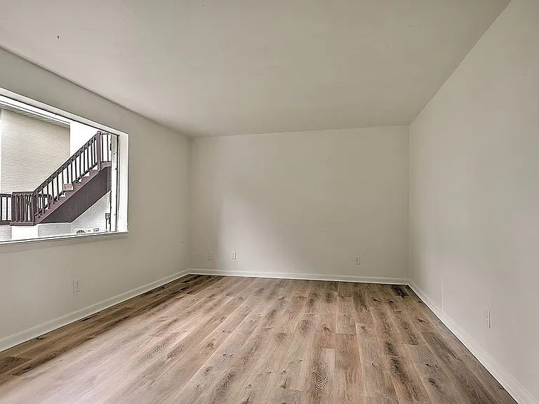 718 W G St — Photo 14