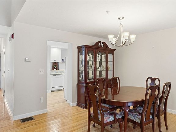 5th image of 10 Westminster Dr Unit 10