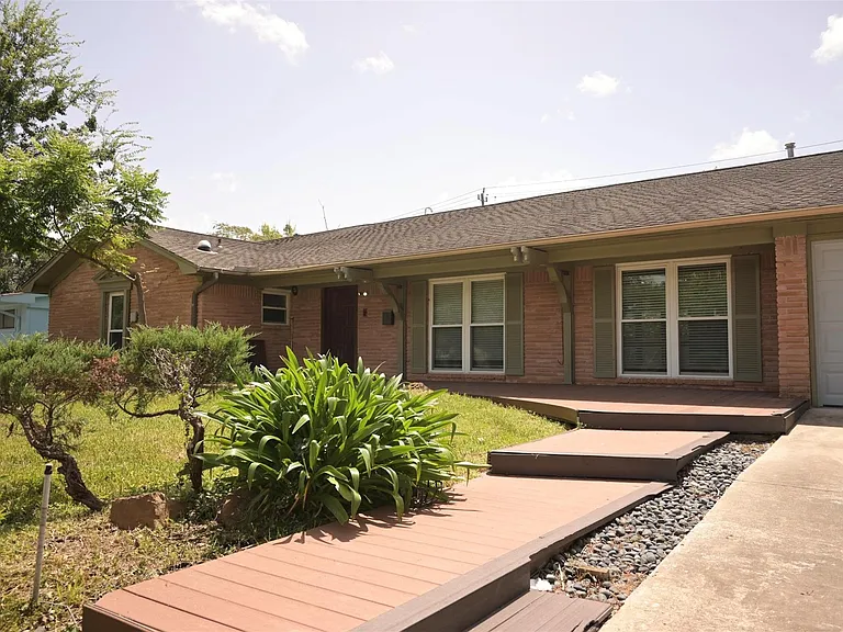 9810 Cliffwood Dr — Photo 1