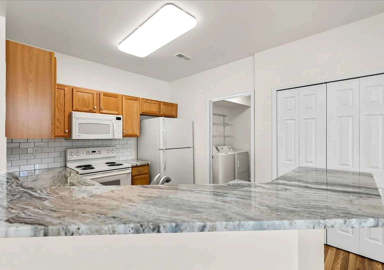 Maple Crossing Condo Comfort, Convenience & Location — Photo 4