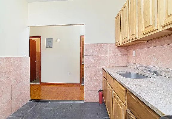 4th image of 648 Franklin Ave #33