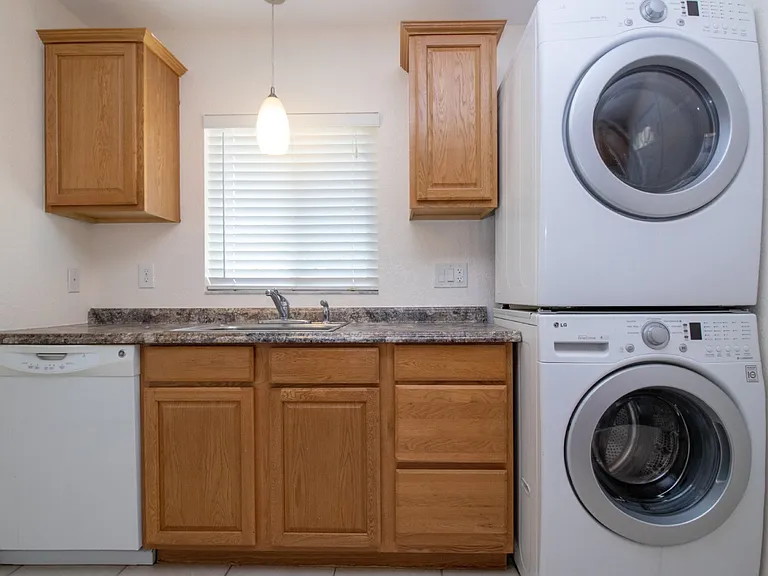 995 Virginia Dr — Photo 11