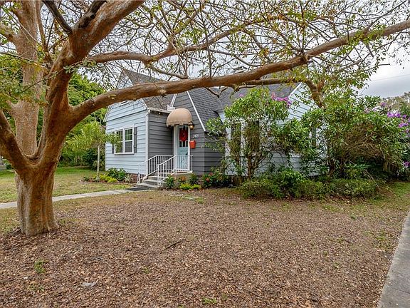 3rd image of 2405 Woodlawn Cir W