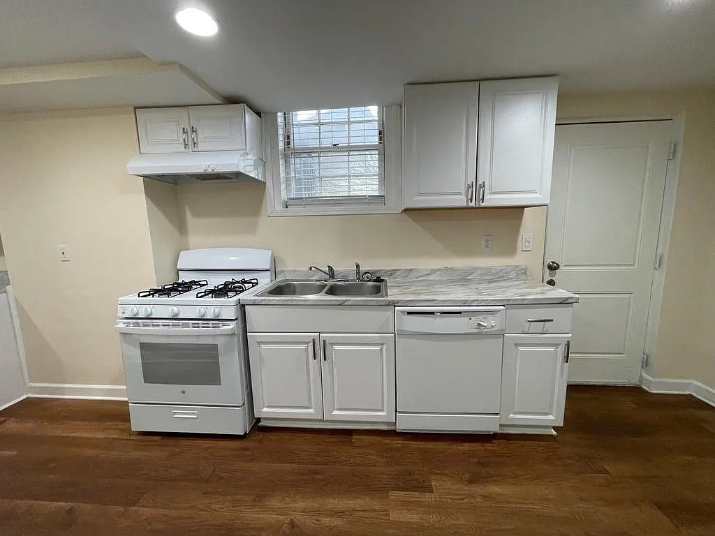 2 bed, 1.0 bath, 1395 sqft, $1,700 — Photo 2