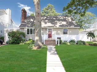 215 Pacific St, Massapequa Park, NY 11762
