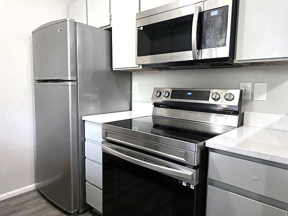 3rd image of 558 N Redwood Rd APT 3-3