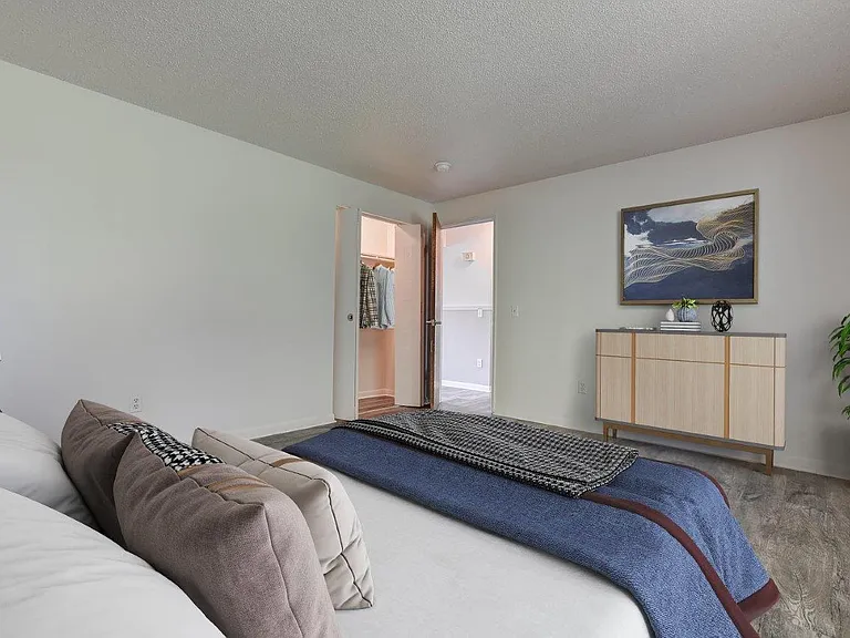 Dixon Manor Apartment Homes — Photo 8