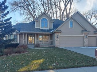 906 Shady Tree Ln, Papillion, NE 68046