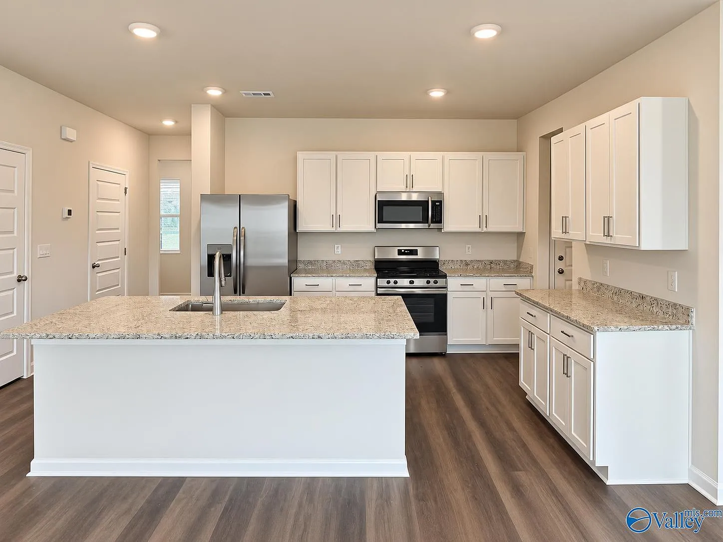 4 bed, 2.5 bath, 2336 sqft, $2,300 — Photo 2