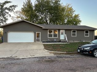 424 Rummel Dr, Lennox, SD 57039