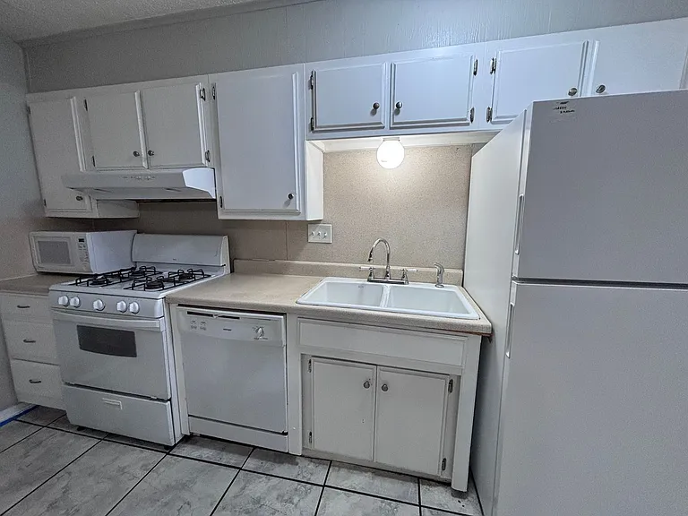 320 E Edwards St #6 — Photo 17