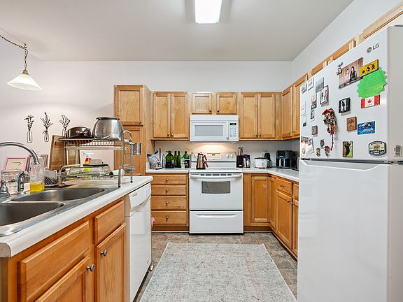 5th image of 42 Signet Dr