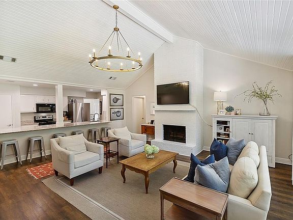 3rd image of 404 Laurel Oak Dr
