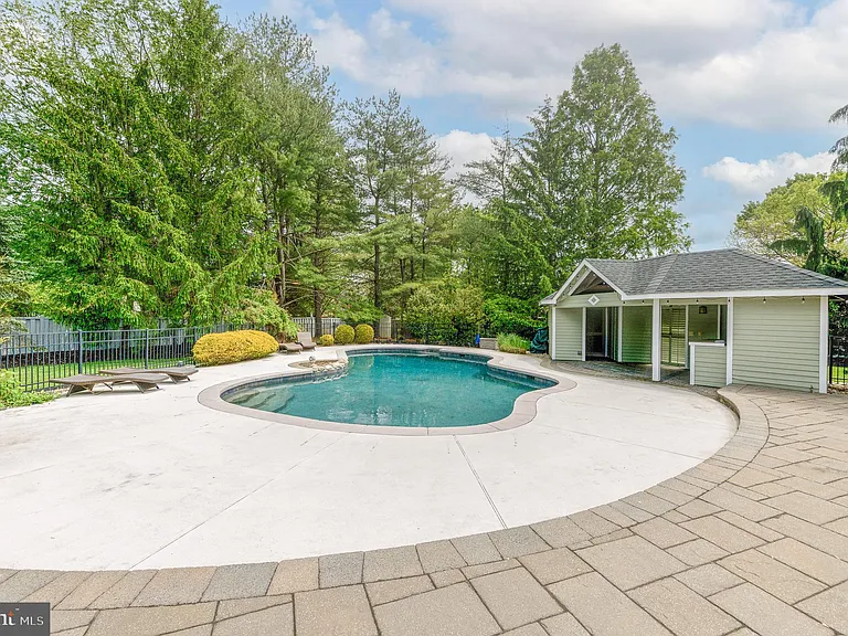 42 Ellsworth Dr — Photo 48