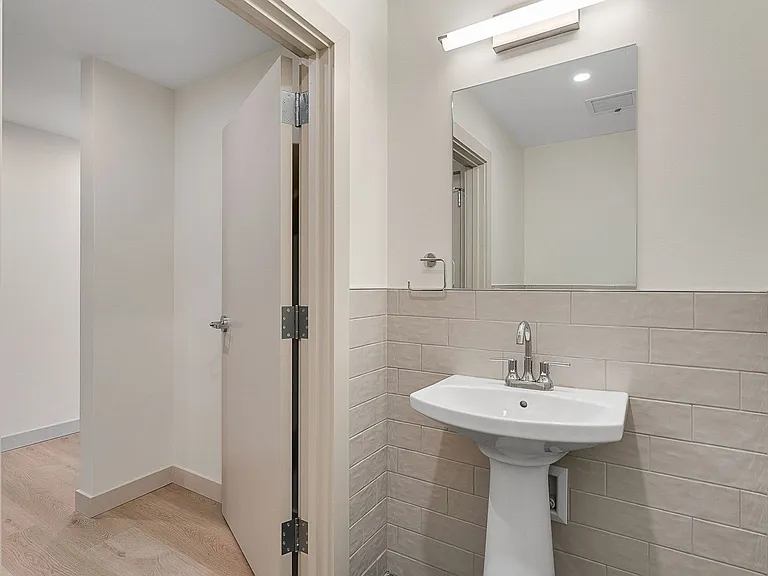 Bank Street Apartments at Burlington Square — Photo 14