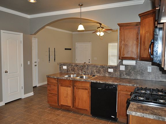 SPACIOUS EAT IN KITCHEN