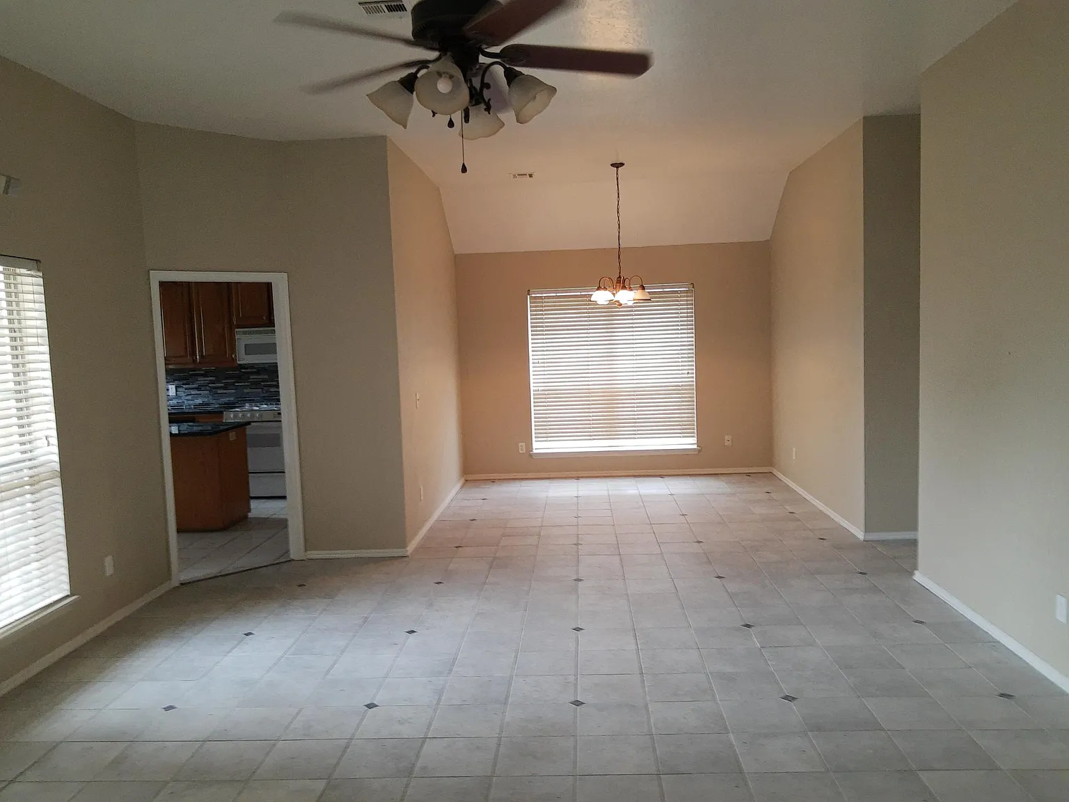3 bed, 1850 sqft, $1,835 — Photo 3
