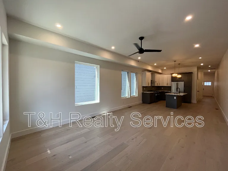 930 Woodlawn Ave — Photo 6
