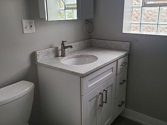 3rd image of 820 W Cuyler Ave APT 130