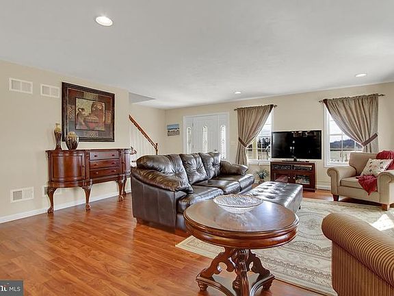 3rd image of 935 Railroad Ln