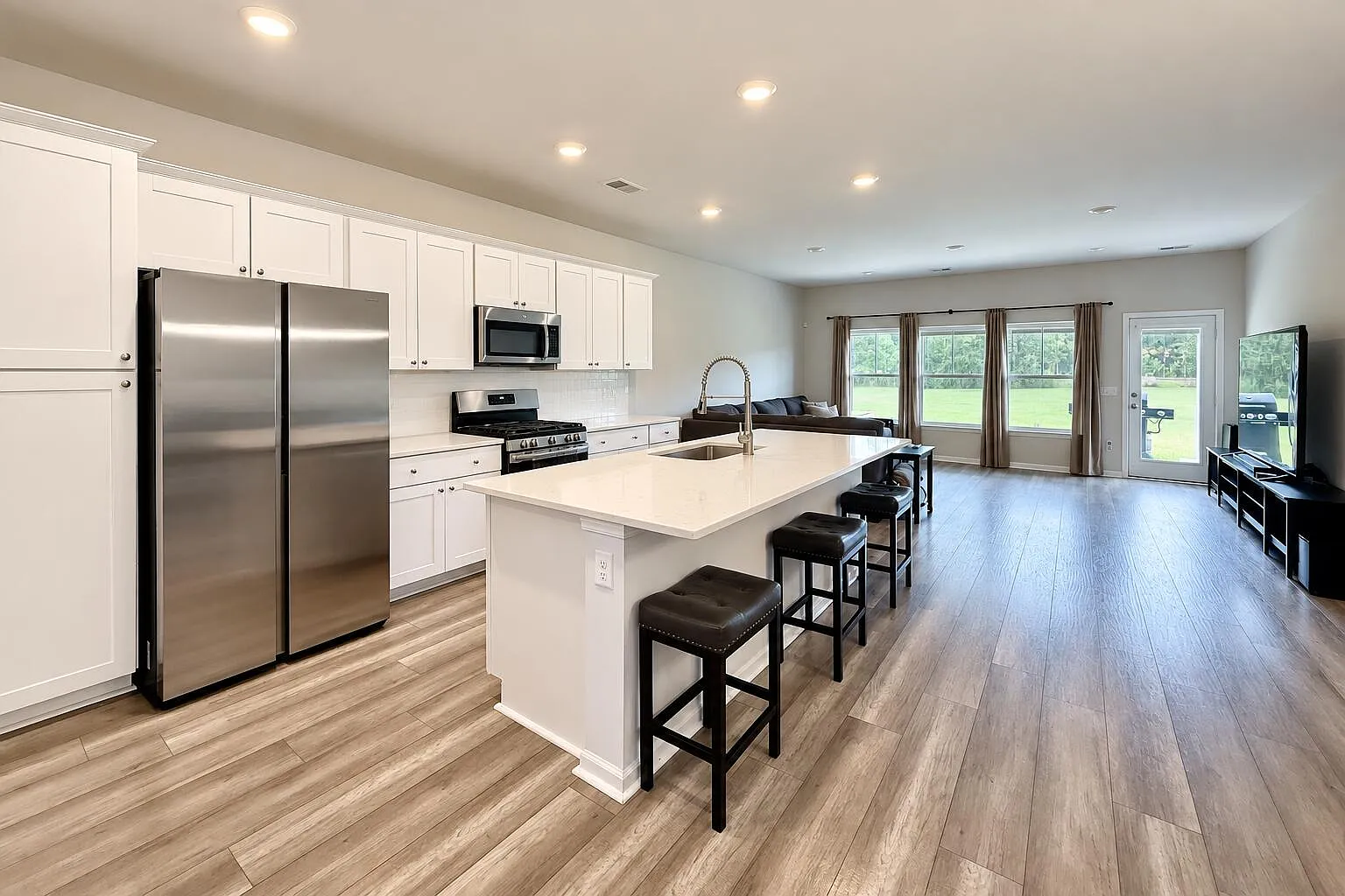 5 bed, 3.5 bath, 2400 sqft, $2,800 — Photo 2