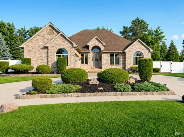 545 Karla Ln, Marysville, MI 48040