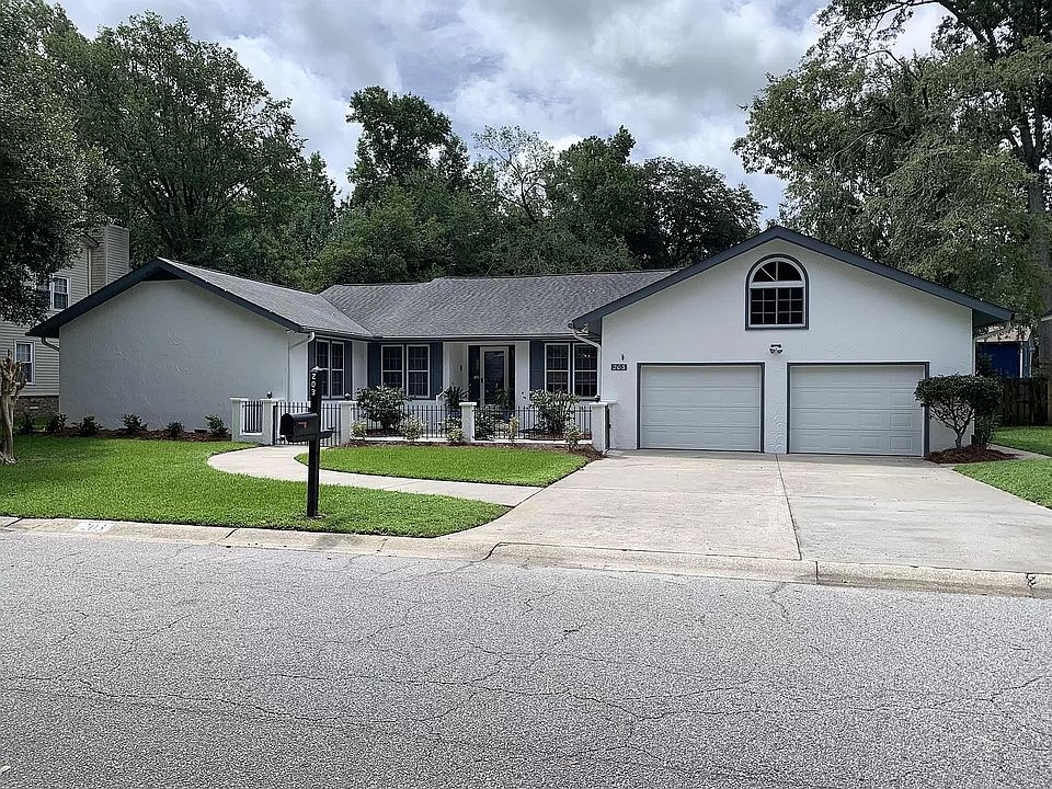 1st image of 203 Seven Oaks Ln