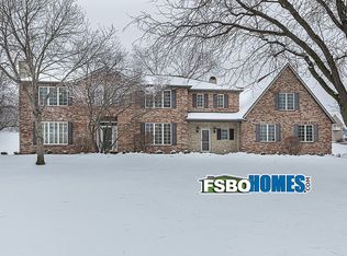 4537 Shadowbrook Ct, Bettendorf, IA 52722