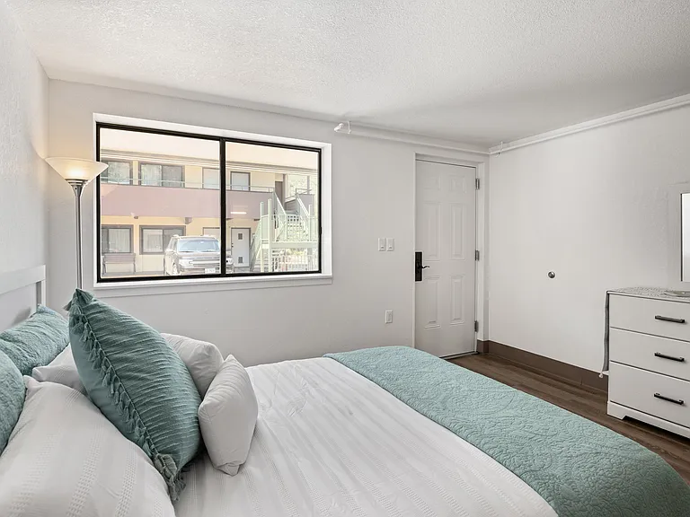 1826GrandAve_DASH_23081408
