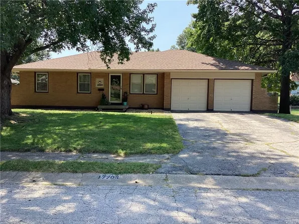 17705 E Redwood Dr, Independence, MO 64056