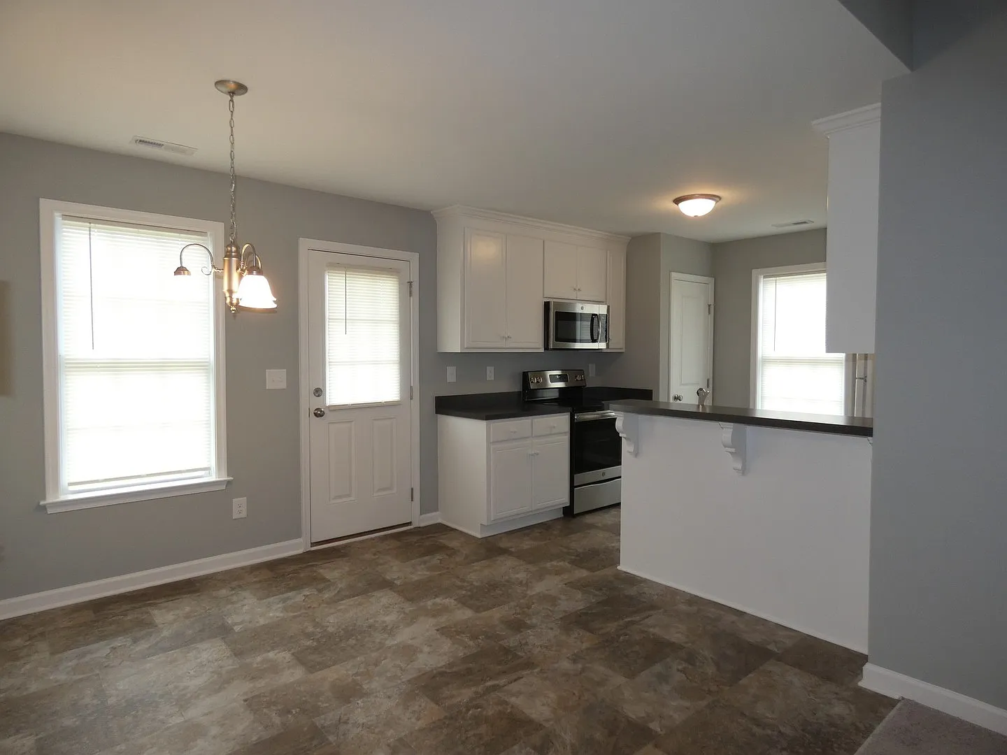 One Story House for Rent -3 bedrooms! — Photo 3