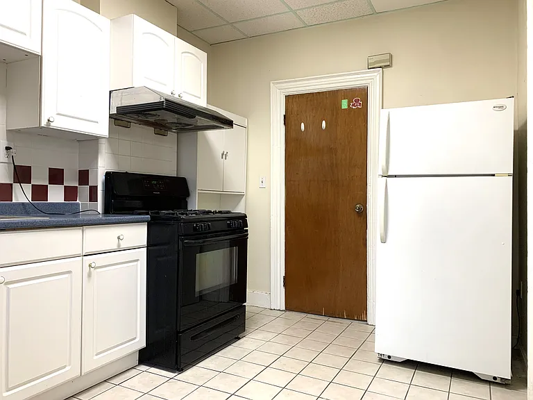 12 Evergreen Sq #1 — Photo 2