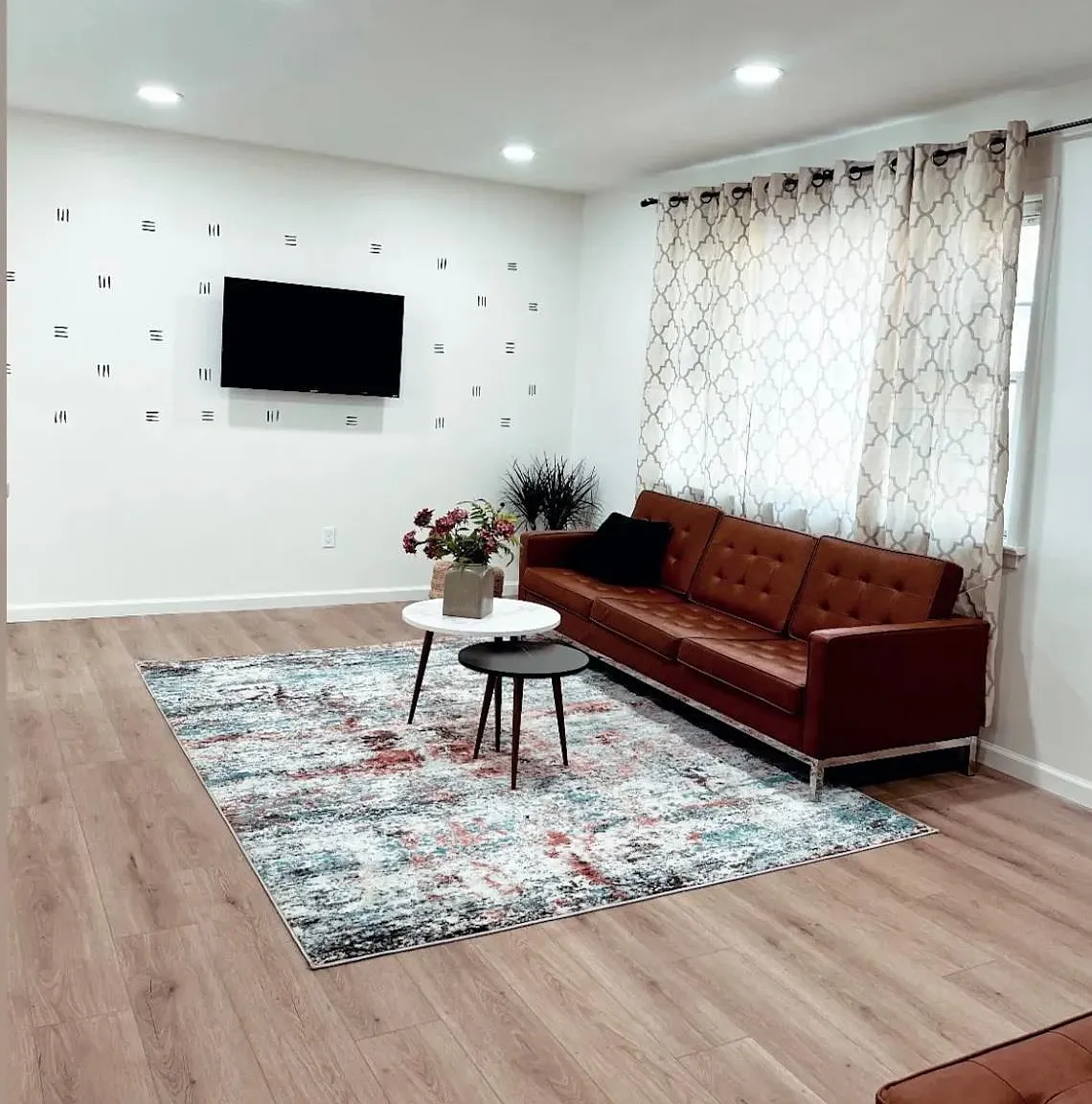 3 bed, 1.0 bath, 1008 sqft, $3,450 — Photo 3