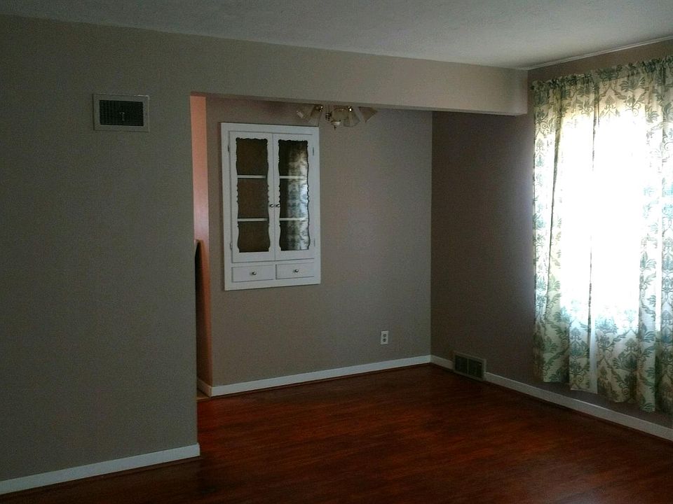 2nd image of 3925 Holdrege St