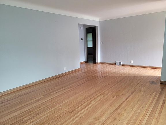 5th image of 985 Bradley St