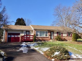 208 Maplewood Dr, Douglassville, PA 19518