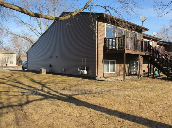 82 Meadowbrook Ct, North Mankato, MN 56003