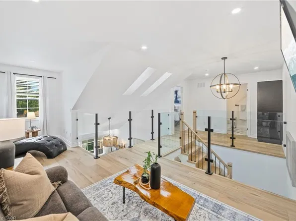 1085 Harrogate Dr #5, Hamilton, ON L9K 1R2