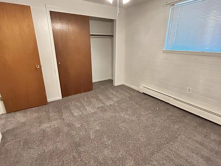 702 E Myrtle St — Photo 4