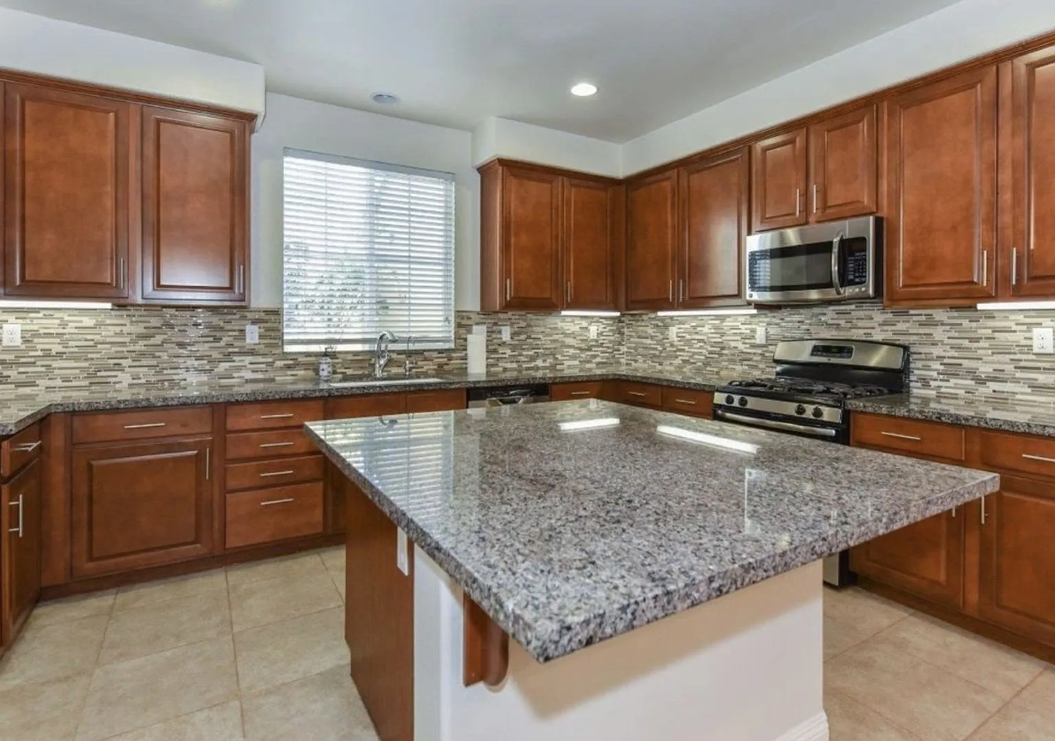 Stunning Stand-Alone 4-Bedroom, 2.5-Bathroom Townhome — Photo 4