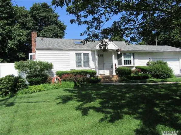 7 Heath Ln, East Northport, NY 11731