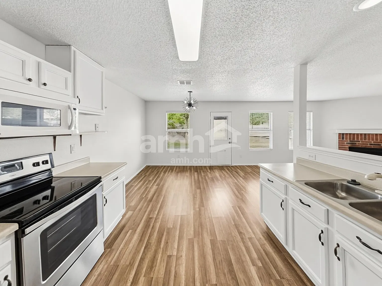 3 bed, 2.0 bath, 1569 sqft, $2,085 — Photo 4