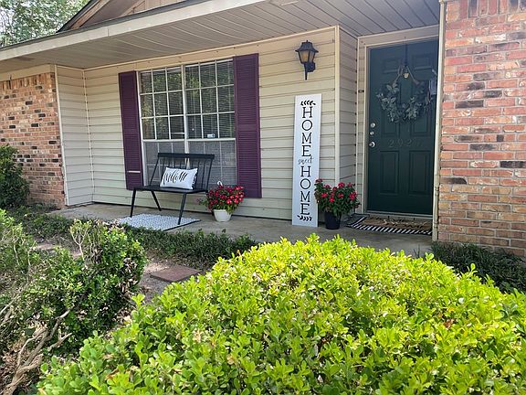 4th image of 2927 N Pecan St