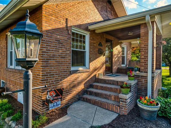 818 Maple Ave, Paris, IL 61944