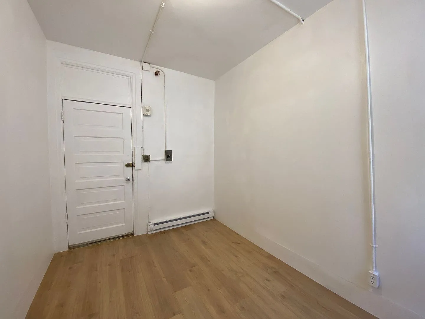Street-Facing Private SRO Room in the Heart of Chinatown — Photo 4