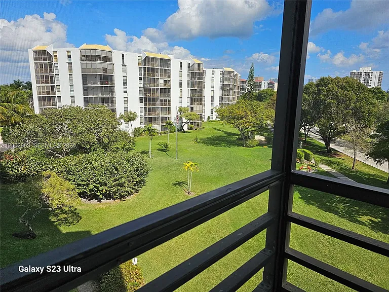 20400 W Country Club Dr #508 — Photo 3