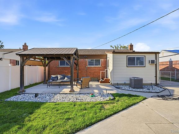 4th image of 17968 Summer Ln S